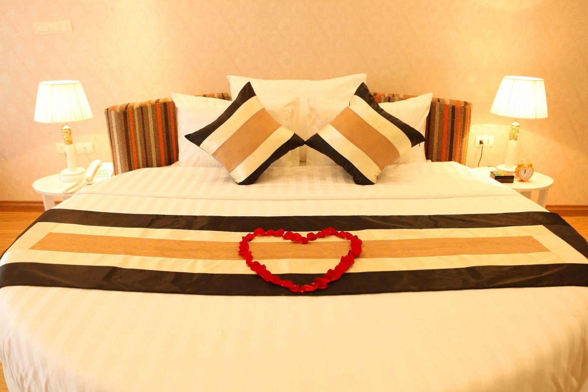 Splendid Star Suites Hotel Hanoi Room photo